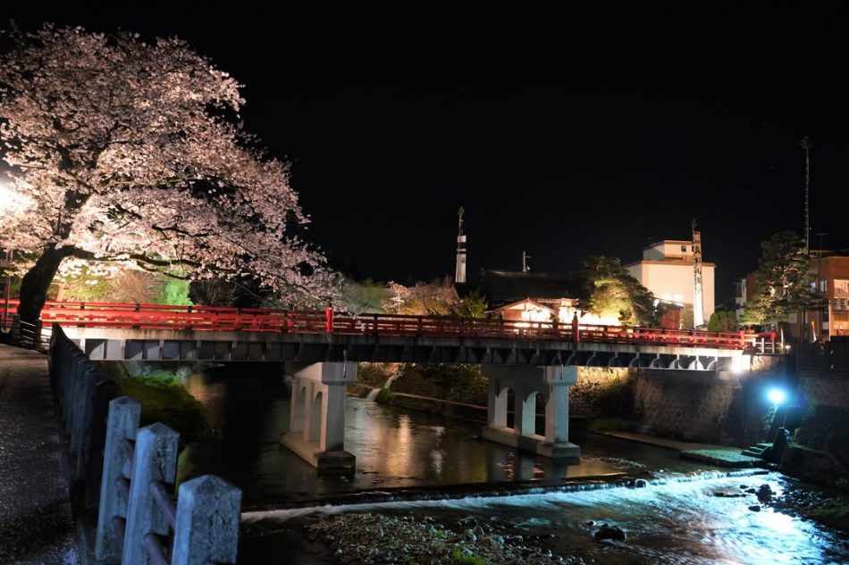 本日は春の高山祭り